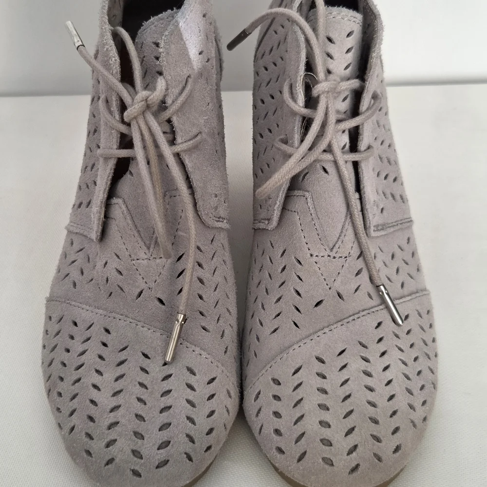 TOMS Desert Wedge Drizzle Grey Suede Perf Leaf Size-9.5